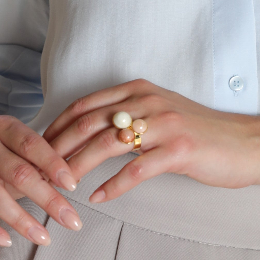 Model wearing MURRINAMURANO Venezia ring from the Audrey Collection, handcrafted in Original Murano glass, 18KT Gold Finish or Rhodium finish, over Brass. Made in Italy – murrinamurano.us