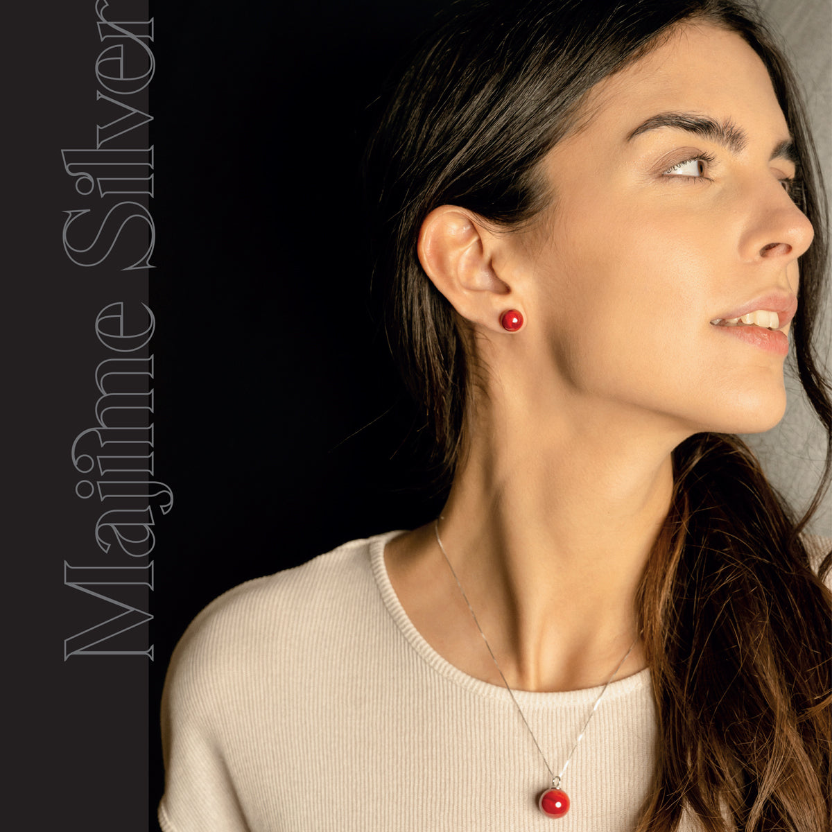 Model wearing colorful Venetian glass necklace from the Majime 925 Sterling Silver Collection by MURRINAMURANO venezia