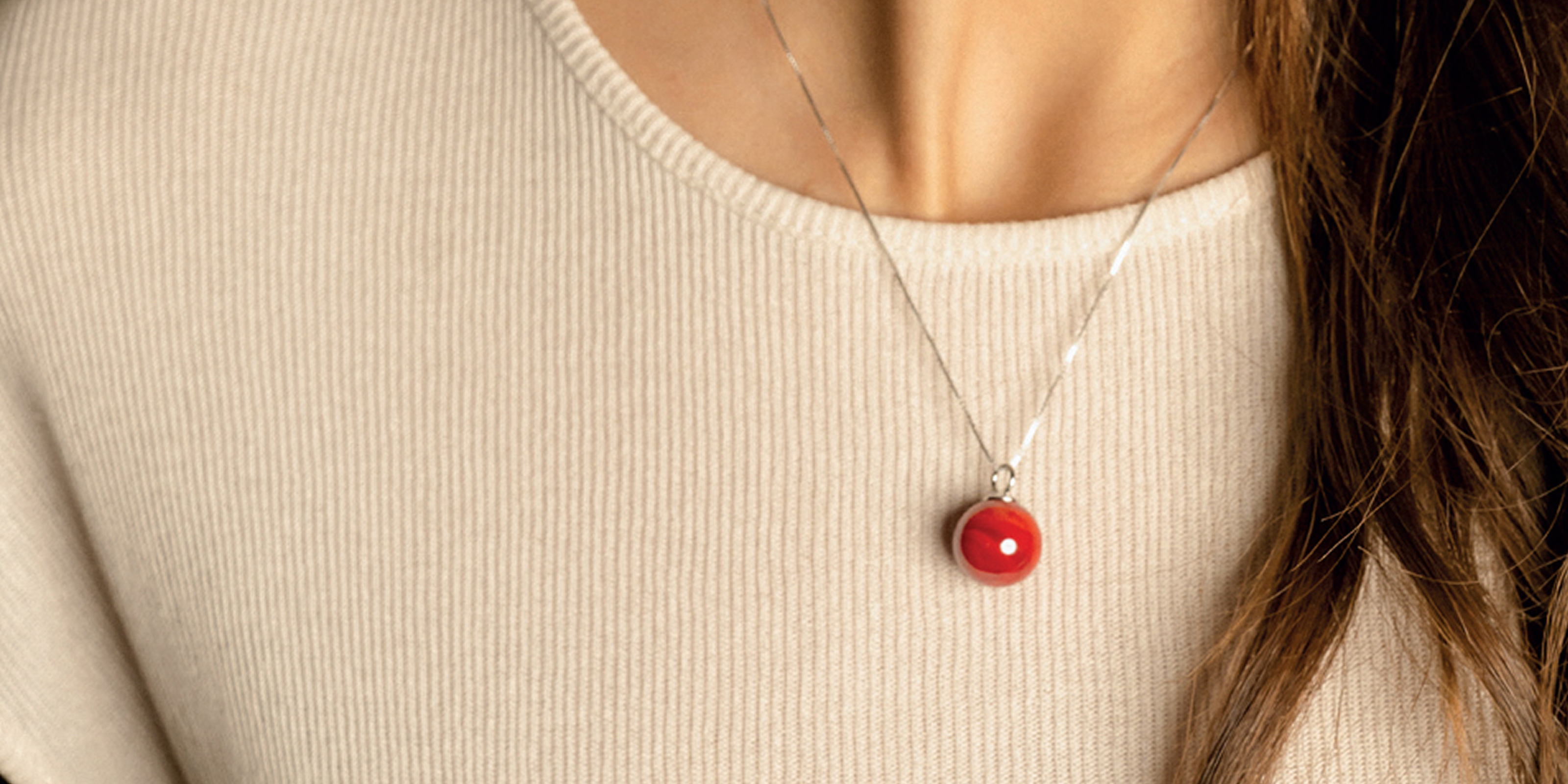 Model wearing MURRINAMURANO Venezia Necklace and earrings from the Jasmine Collection, handcrafted in Original Murano glass, 925 Sterling Silver. Made in Italy – murrinamurano.us