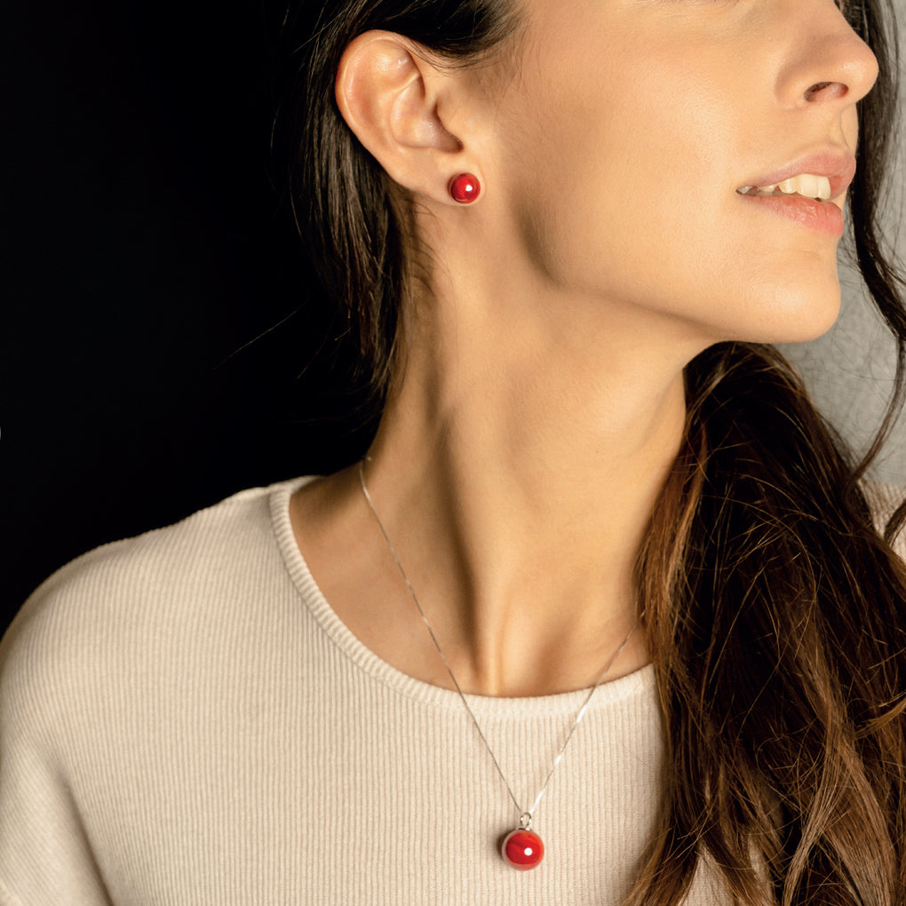 Model wearing MURRINAMURANO Venezia Necklace and earrings from the Jasmine Collection, handcrafted in Original Murano glass, 925 Sterling Silver. Made in Italy – murrinamurano.us
