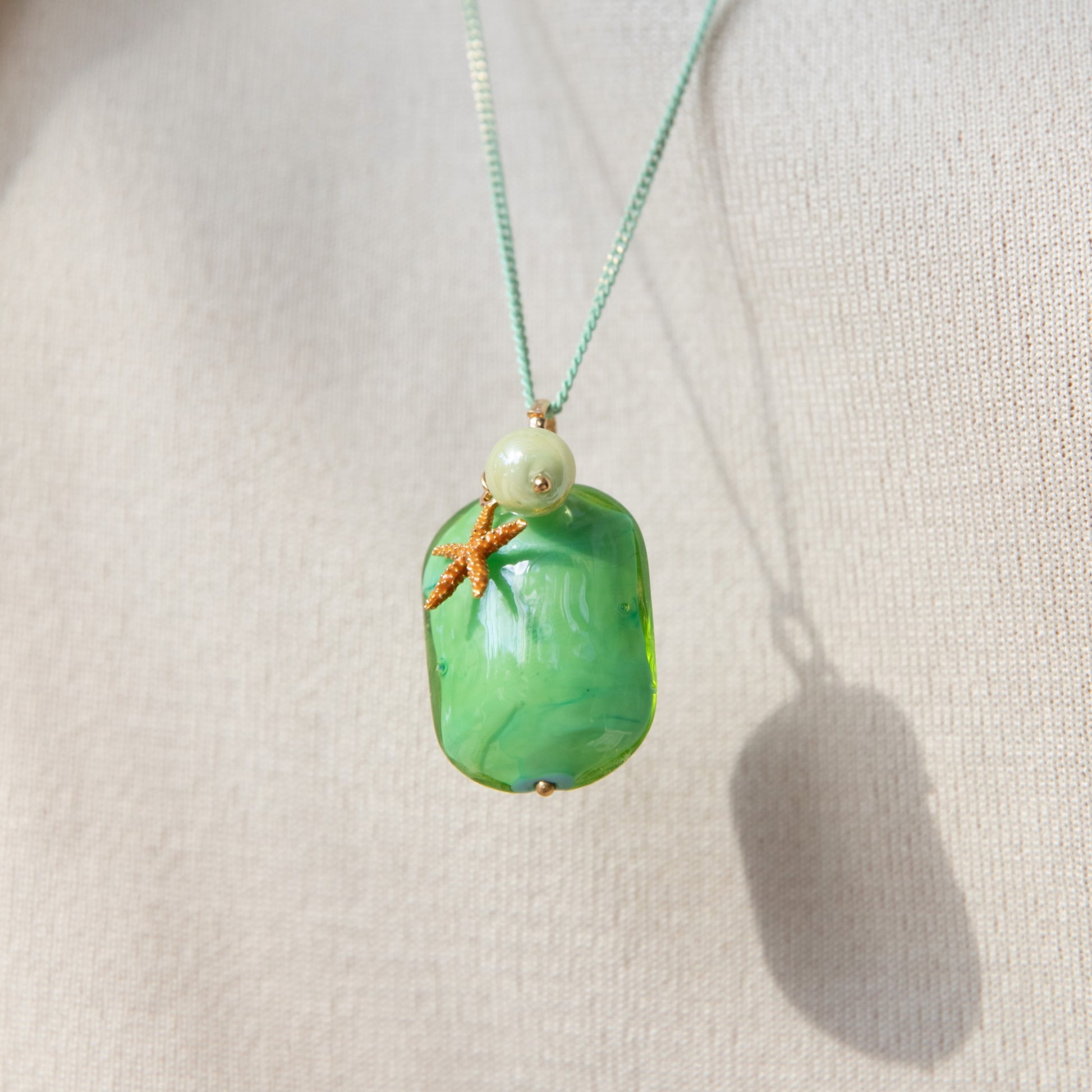 MURRINAMURANO Venezia Necklace from the Alyssa Collection, handcrafted in Original Murano glass  with 18KT Gold Finish over Brass,  Tone on Tone chain, Stainless Steel clasp. Made in Italy – Alyssa Collection
