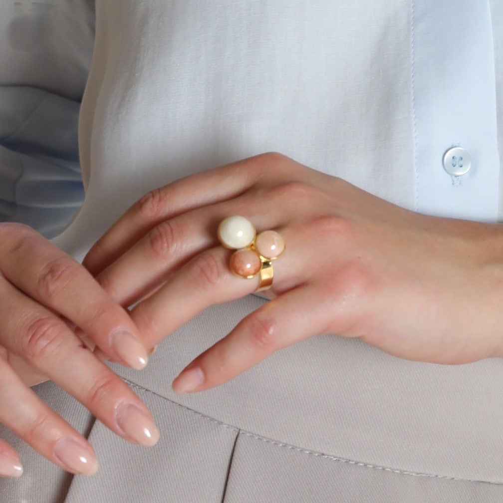 Model wearing MURRINAMURANO Venezia ring from the Audrey Collection, handcrafted in Original Murano glass, 18KT Gold Finish over Brass. Made in Italy – murrinamurano.us