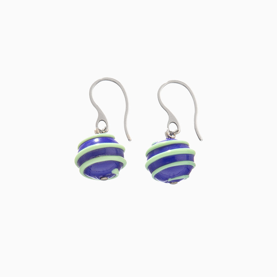 Elettra earrings, Murano glass with rhodium finish over stainless steel, Made in Italy — detail view.