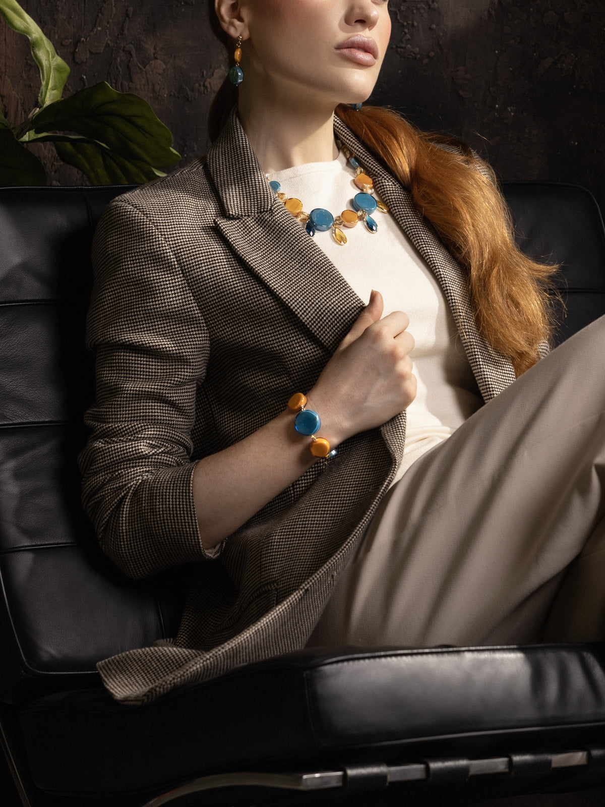 Woman wearing an Edge Murano glass bracelet with topaz-colored glass elements, 18KT Gold Finish over brass, handcrafted in Italy.