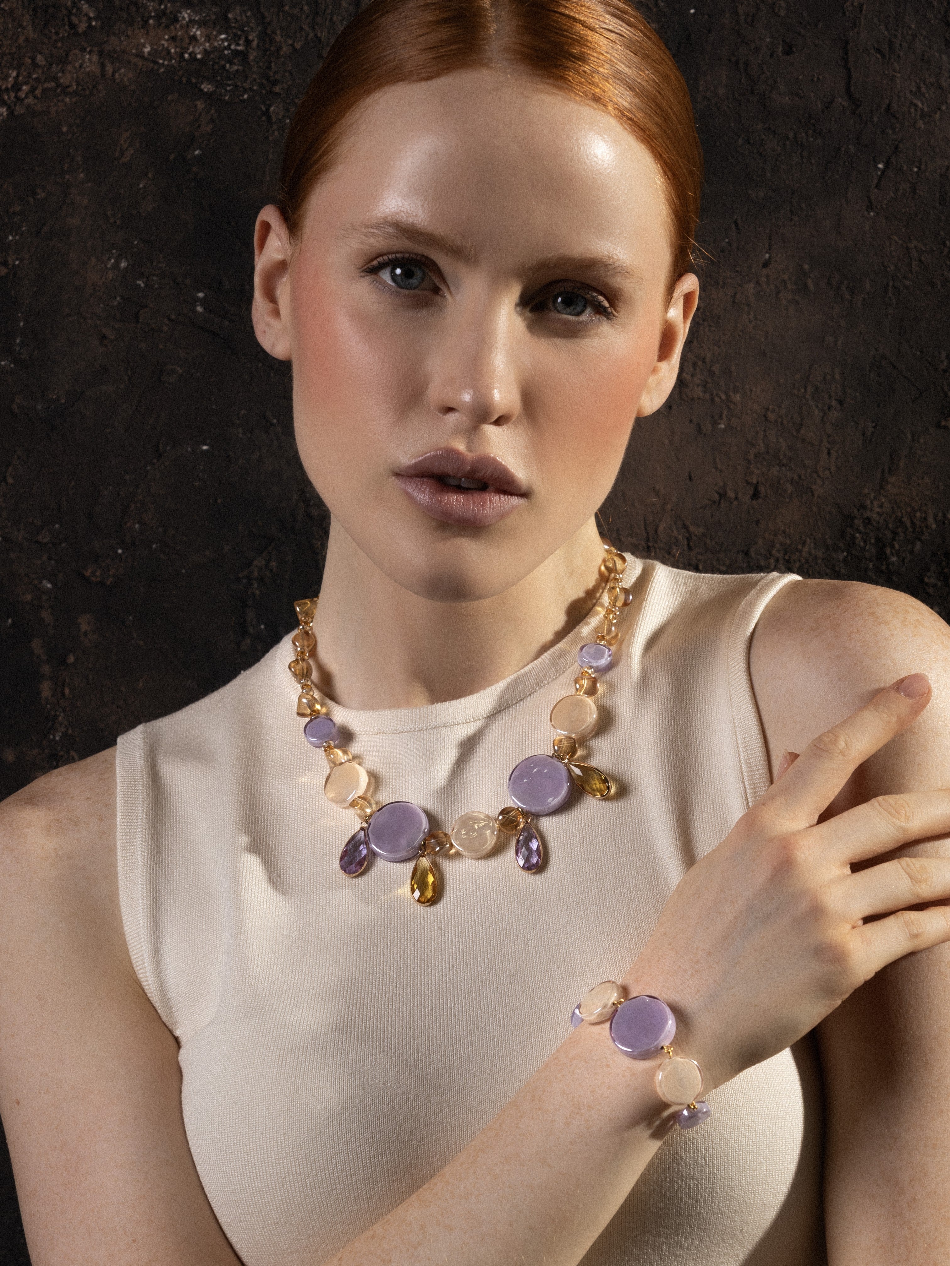 MurrinaMurano.us Woman wearing an Edge Choker Necklace with lilac and cream Murano glass elements, 18KT Gold Finish over brass, handcrafted in Italy.