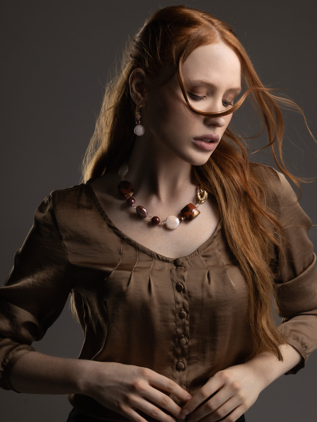 MurrinaMurano.us brown Frame Choker Necklace styled at the neckline, combining warm-toned Murano Glass with sculptural 18KT gold-finished metal accents. Handcrafted in Italy.