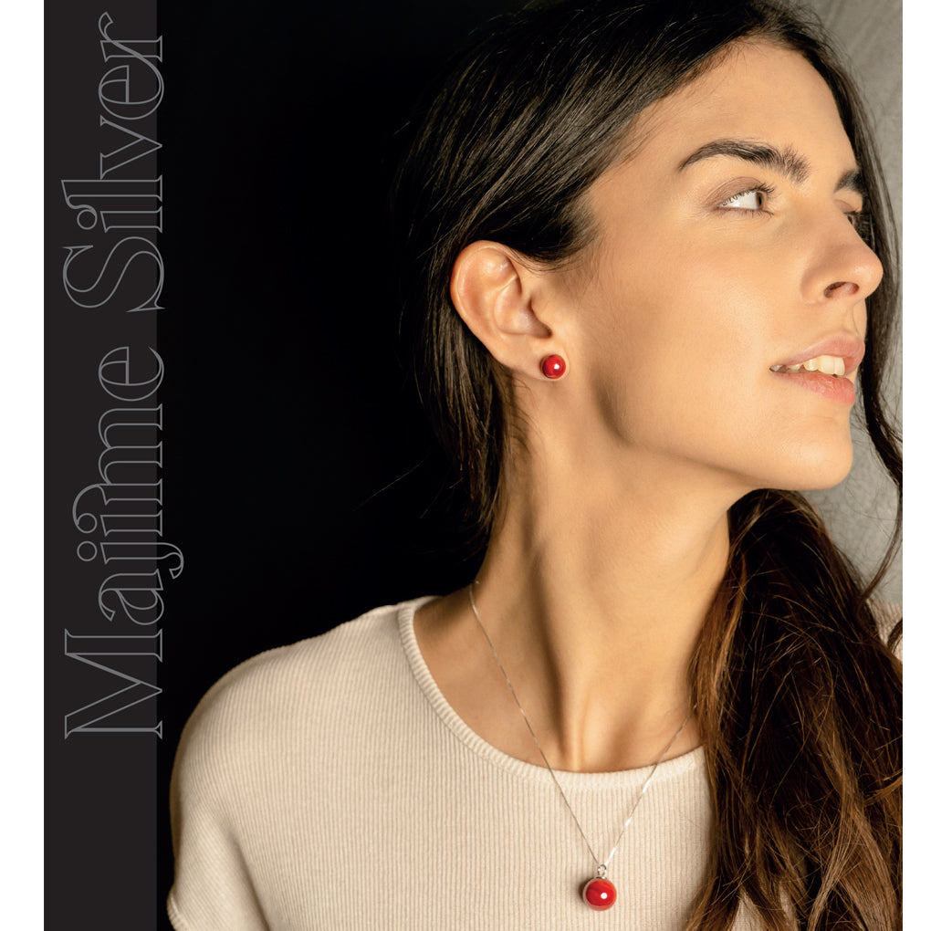 Model wearing colorful Venetian glass necklace from the Majime 925 Sterling Silver Collection by MURRINAMURANO venezia