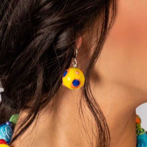 Model wearing MURRINAMURANO Venezia eARRINGS from the CARIOCA Collection, handcrafted in Original Murano glass, Rhodium finish over Brass. Made in Italy – murrinamurano.us
