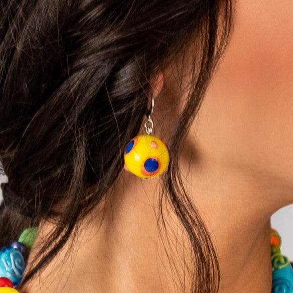 Model wearing MURRINAMURANO Venezia eARRINGS from the CARIOCA Collection, handcrafted in Original Murano glass, 18KT Gold Finish or Rhodium finish, over Brass. Made in Italy – murrinamurano.us
