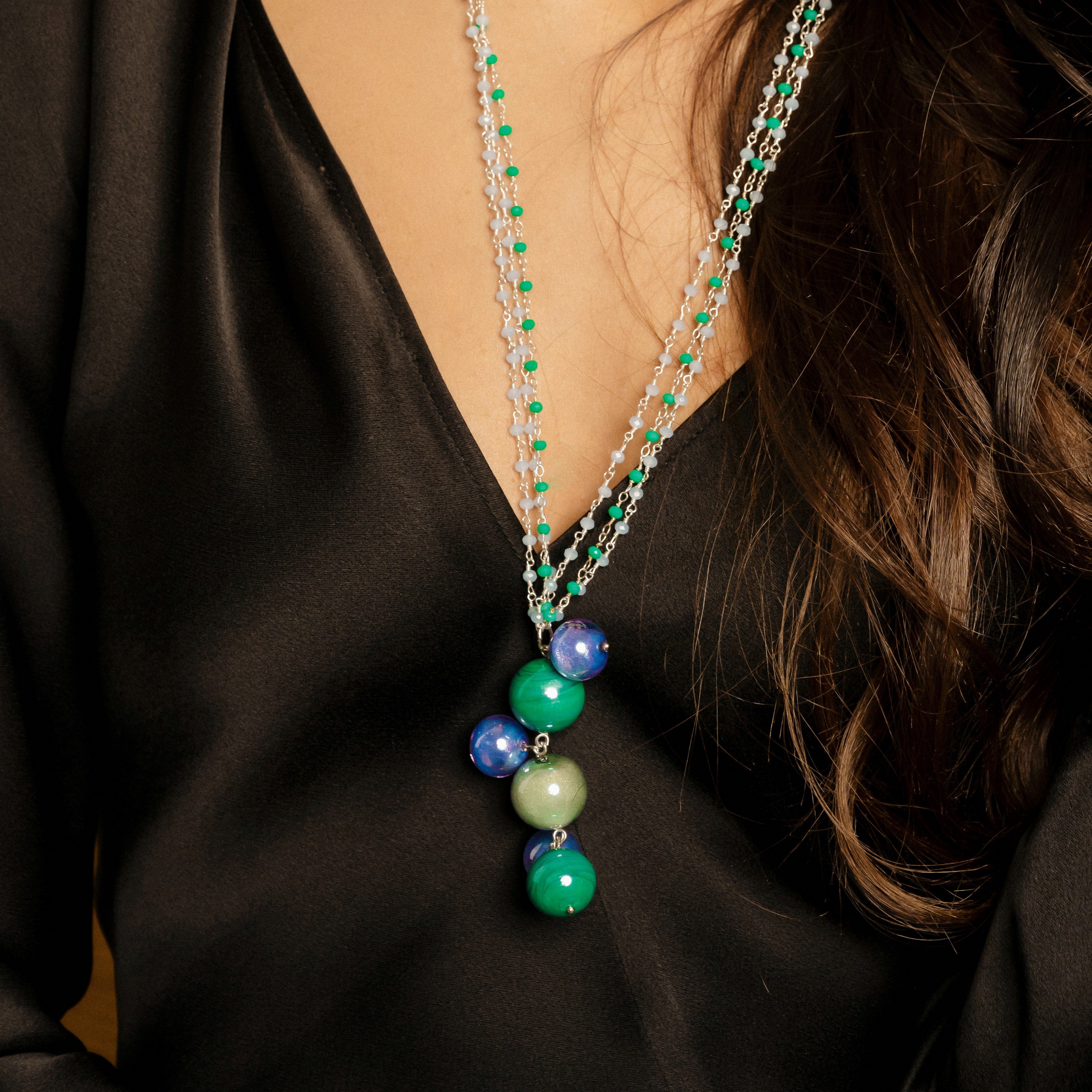 Model wearing MURRINAMURANO Venezia Necklace from the Bubble Collection, handcrafted in Original Murano glass, Rhodium finish over Brass. Made in Italy – murrinamurano.us
