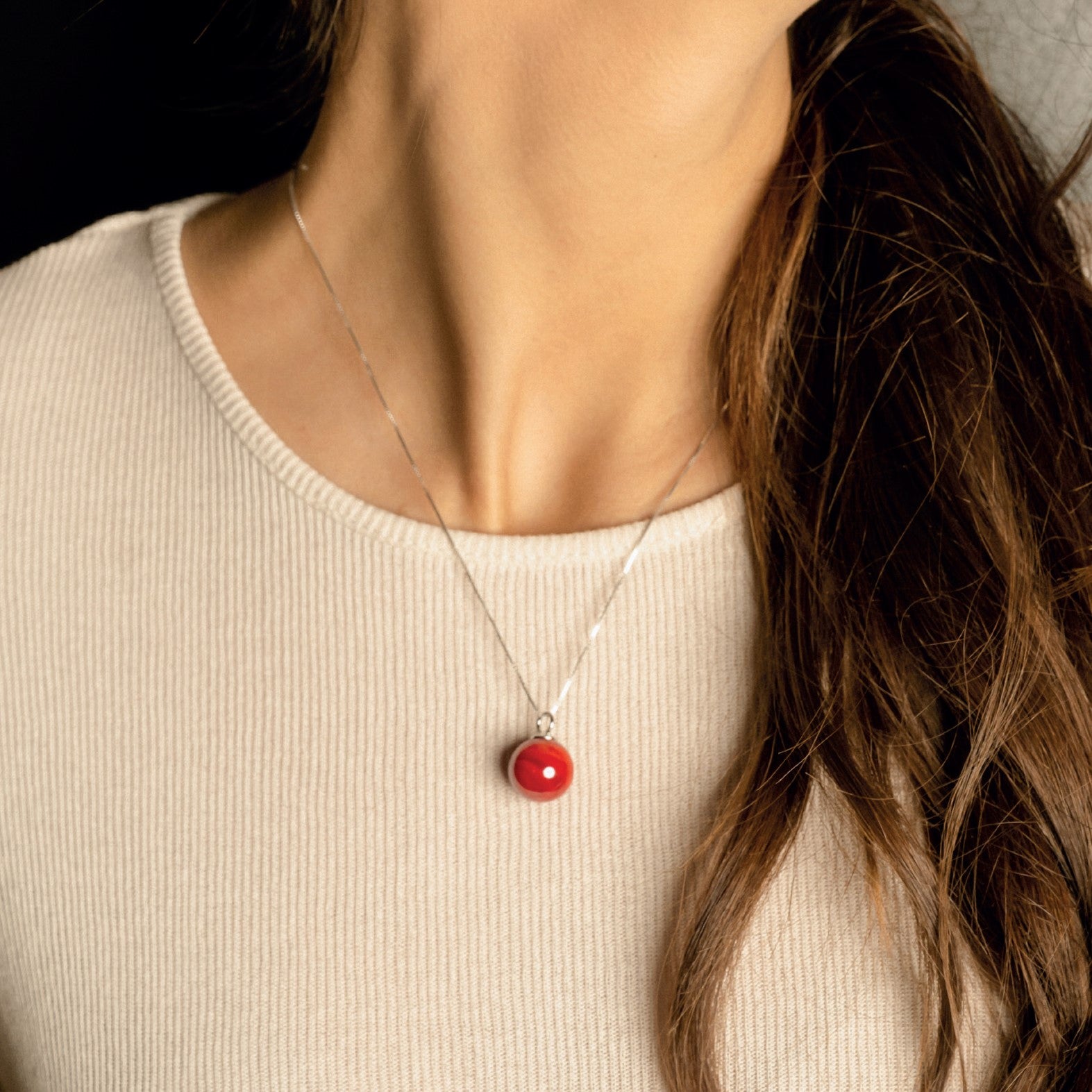 Model wearing MURRINAMURANO Venezia necklace  from the Majime Collection, handcrafted in Original Murano glass, and 925 Sterling Silver. Made in Italy – murrinamurano.us