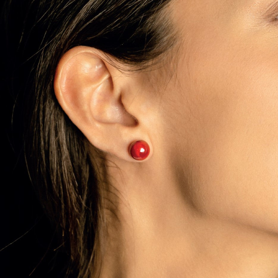 Model wearing MURRINAMURANO Venezia earrings  from the Majime Collection, handcrafted in Original Murano glass, 925 Sterling Silver. Made in Italy – murrinamurano.us