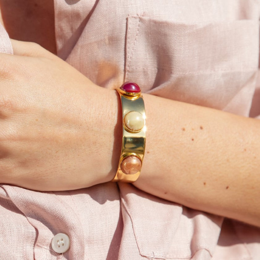 Model wearing MURRINAMURANO Venezia bracelet from the Seaside Serenity Collection, handcrafted in Original Murano glass, 18KT Gold Finish or Rhodium finish, over Brass. Made in Italy – murrinamurano.us